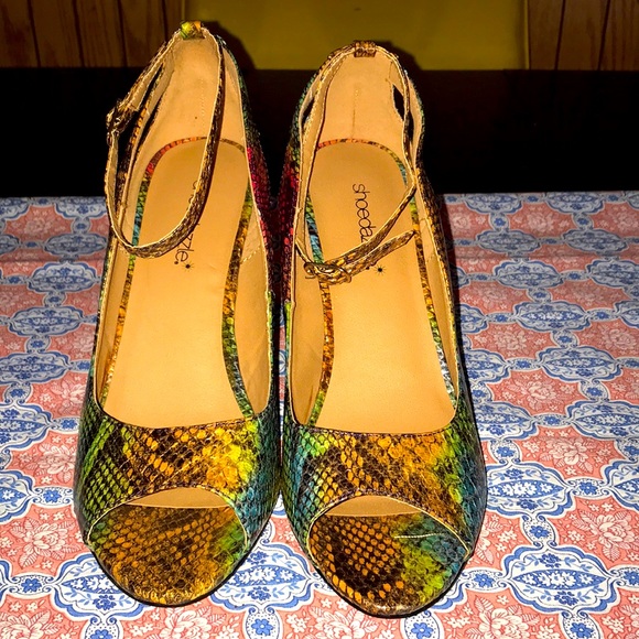 4/$10🌻🌻Rainbow snake skin print pumps - Picture 1 of 5